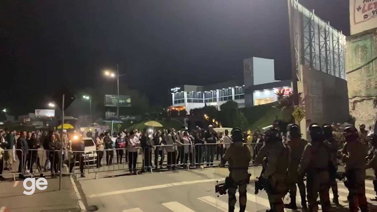 Torcedores do Vasco protestam na saída do time do estádio após derrota para o Brusque