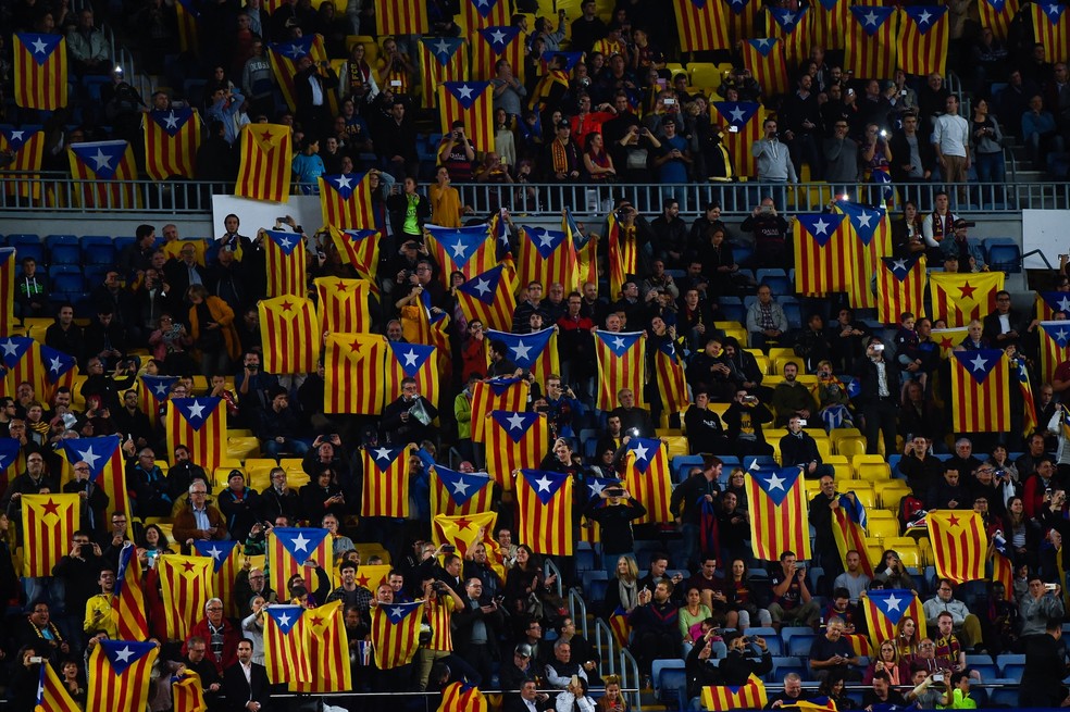 Les fans de Barcelone présentent des drapeaux Catalans (Photo: Getty Images)