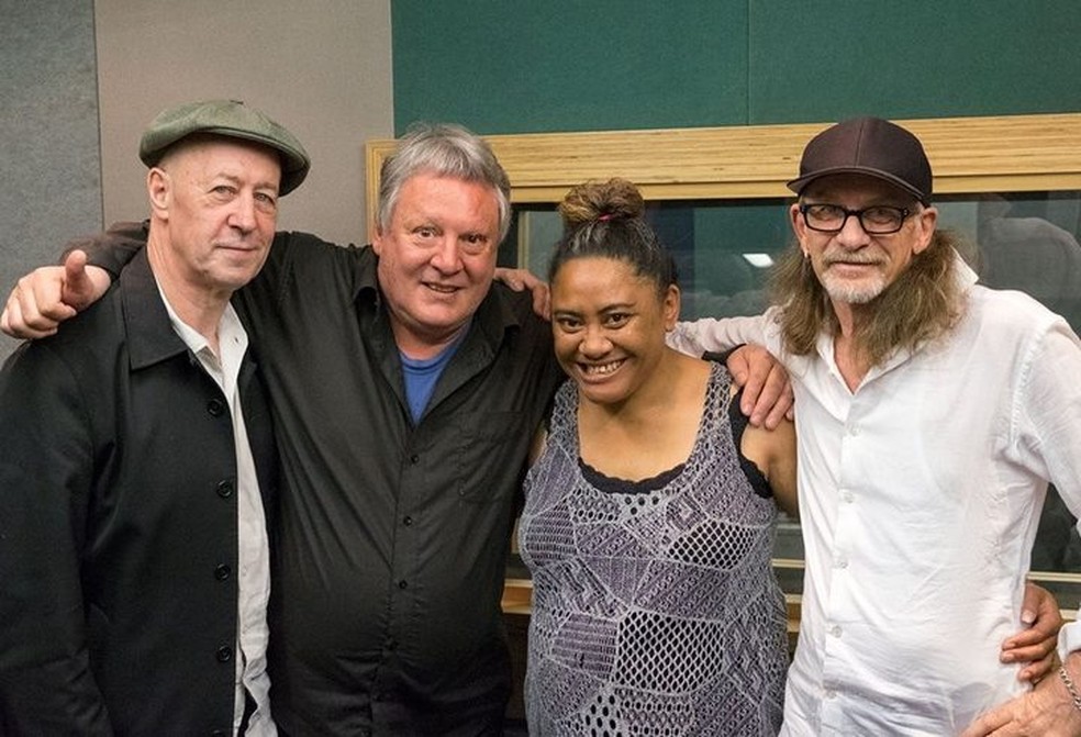 Simon Grigg, Alan Jansson e Sina ao lado de um produtor, no lançamento do álbum de estreia da cantora — Foto: Divulgação