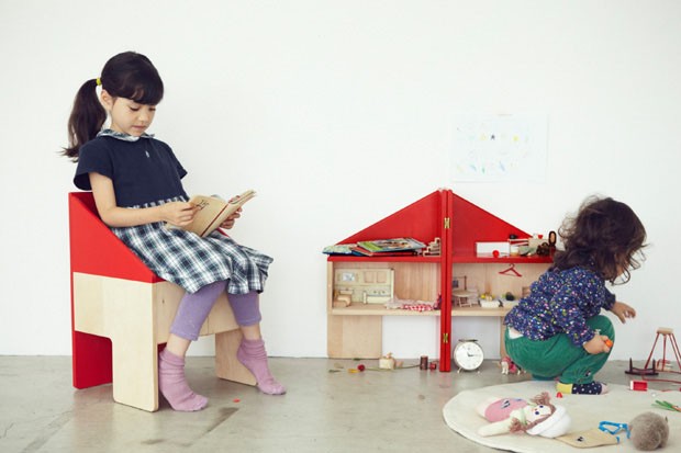 Lúdica e versátil, cadeira se transforma em casa de bonecas (Foto: Akihiro Ito / Divulgação)