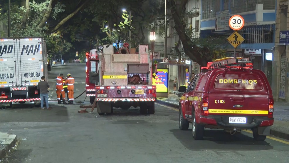 8 militares combateram o incêndio na Rua dos Timbiras. — Foto: Marcelo Abreu/TV Globo