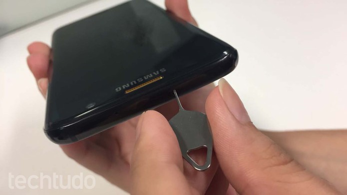 Encontre a bandeja para inserir um chip no Galaxy S7 (Foto: Ana Marques/TechTudo)