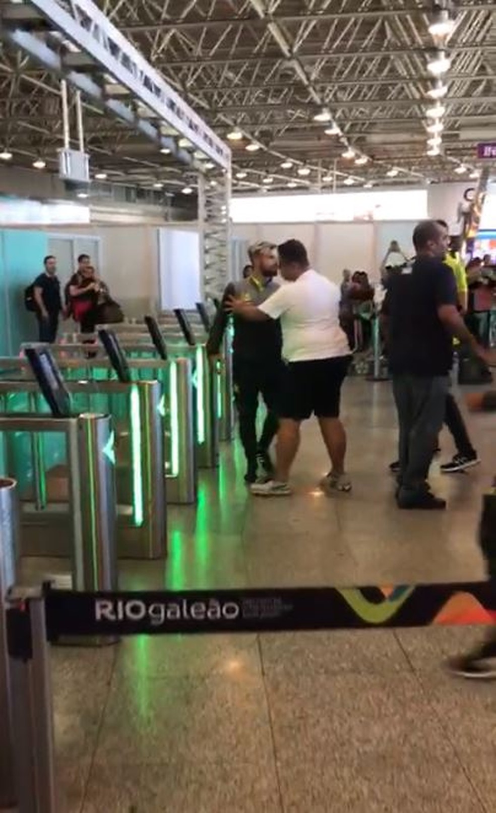 Diego Ã© cobrado por torcedores em aeroporto â€” Foto: Raisa Simplicio / Goal.com