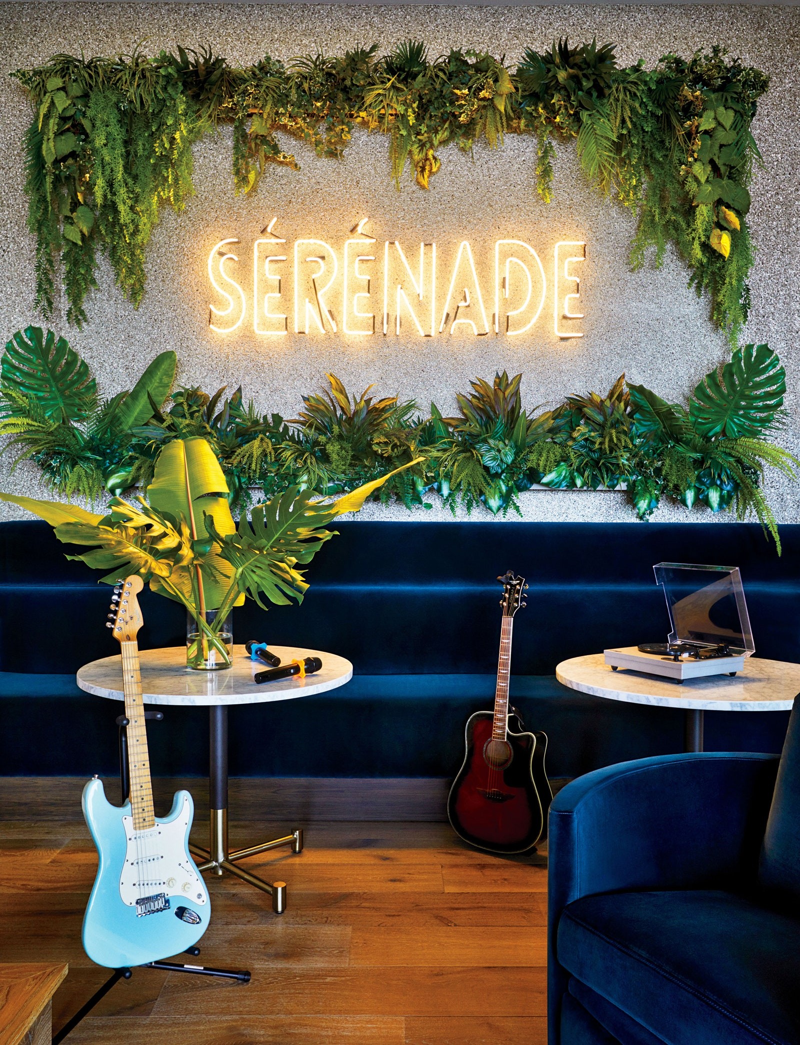 A sala Sérénade Karaoke apresenta um letreiro de néon personalizado desenhado por V Starr. Revestimento de parede por Phillip Jeffries; Cadeiras Banquette e Fama personalizadas em veludo Brentano. (Foto: Architectural Digest / Lelanie Foster)