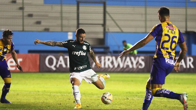 Zé Rafael prepara chute para marcar o terceiro gol do Palmeiras