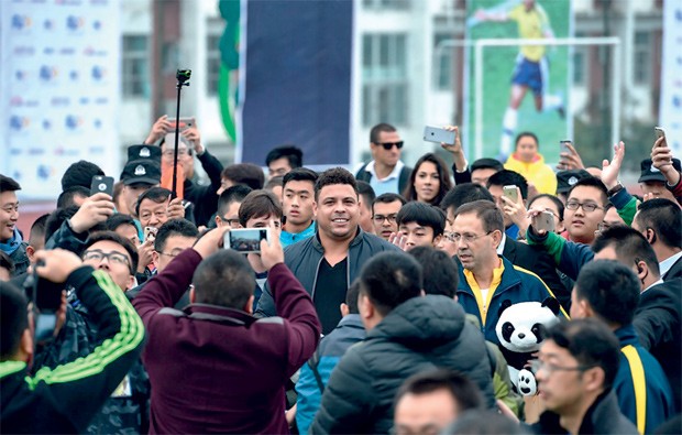 Carlos Martins e Ronaldo durante lançamento da Ronaldo Academy na China (Foto: Divulgação)
