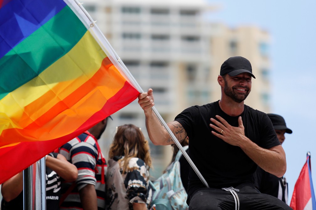 O cantor Ricky Martin, durante passeata que pede a renúncia do governador de Porto Rico, Ricardo Rossello  — Foto: Marco Bello/Reuters