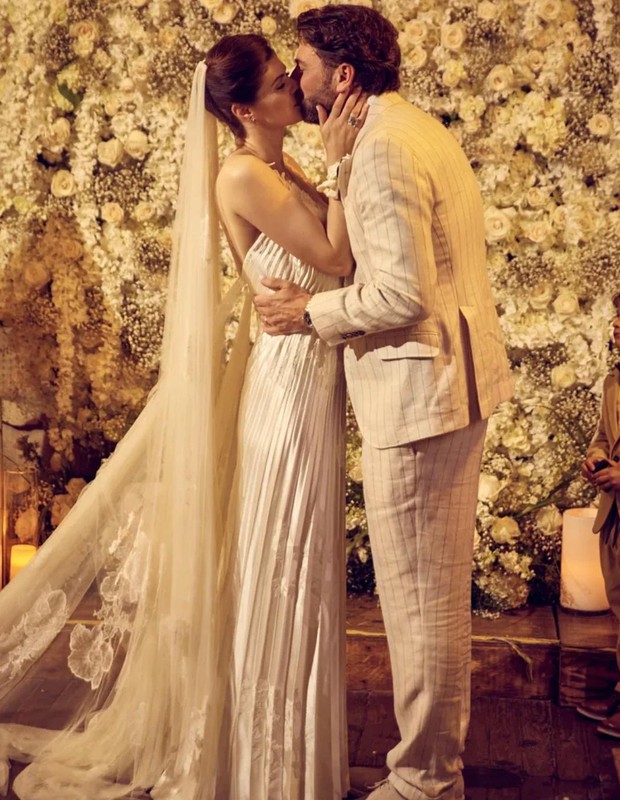 Alexandra Daddario marries film producer Andrew Form (Photo: Playback/Instagram)