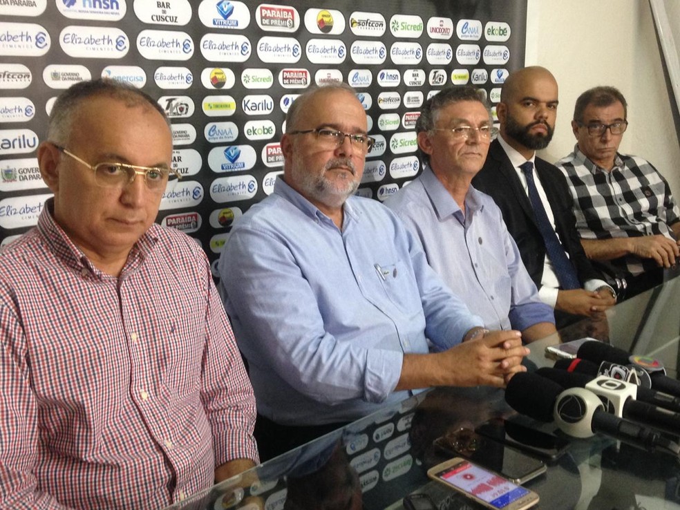 Sérgio Meira, ao lado de Marinho, Orlando Soares, Frederich Diniz e Tio Pepe, parte do seu grupo político — Foto: Nádya Araújo / Botafogo-PB