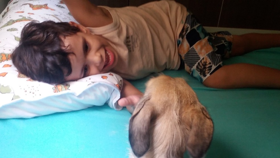 Rodrigo conversa com a Nina e ele mesmo deu o nome a cadelinha â Foto: Tatiana CÃ¢ndida Braga/Arquivo pessoal