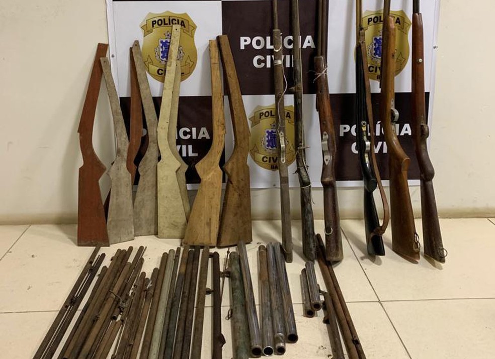 Foram apreendidos espingardas, canos e materiais para confecções dos armamentos — Foto: Divulgação/SSP-BA