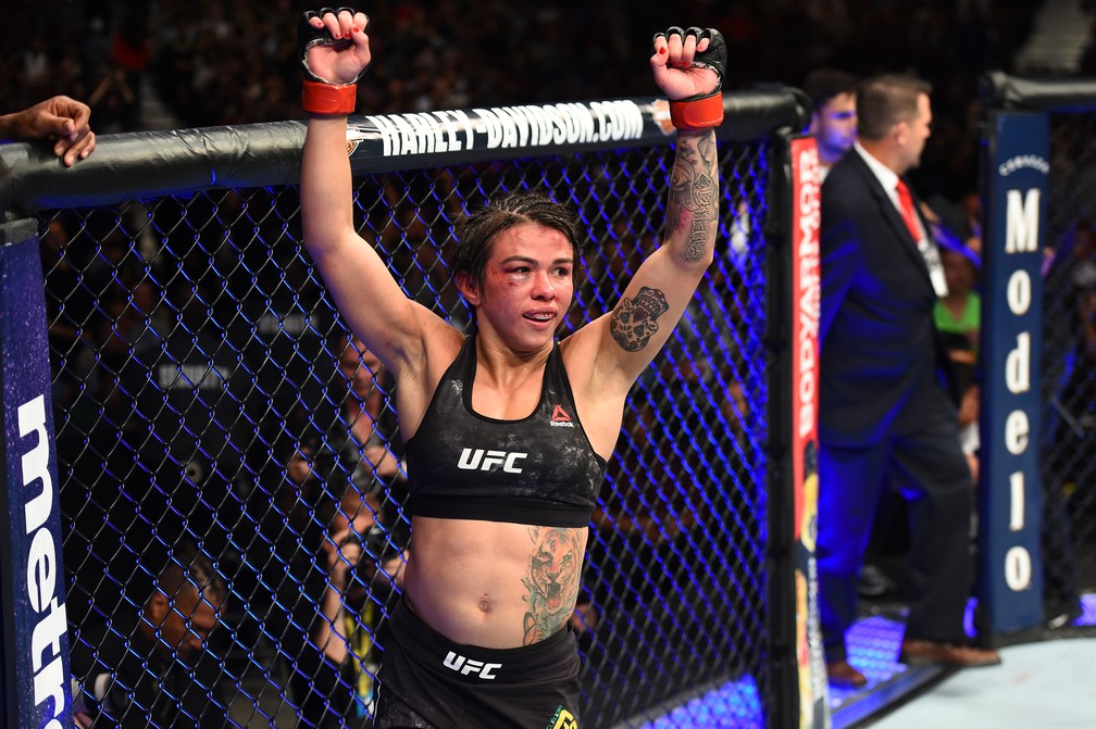 Cláudia Gadelha vence Carla Esparza em decisão dividida no UFC 225 (Foto: Getty Images)