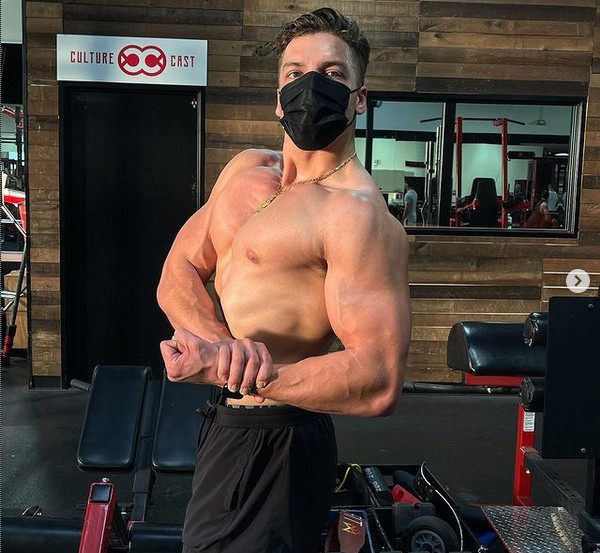 Joseph Baena, filho de Arnold Schwarzenegger, ostentando seus músculos nas redes sociais (Foto: Instagram)