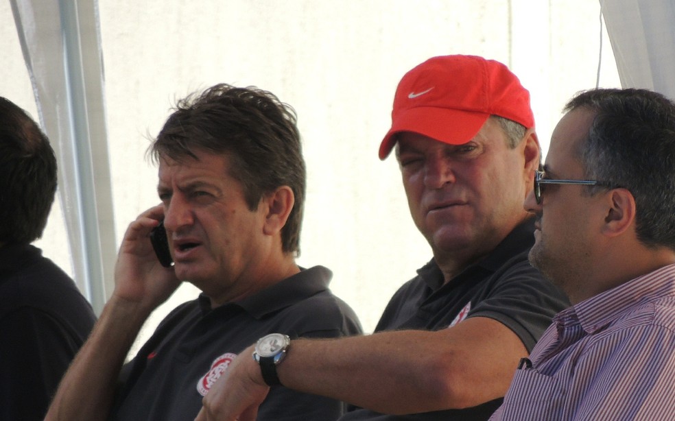 Leomir (ao celular), auxiliar de longa data de Abel, comandará o Flamengo no domingo  — Foto: Tomás Hammes