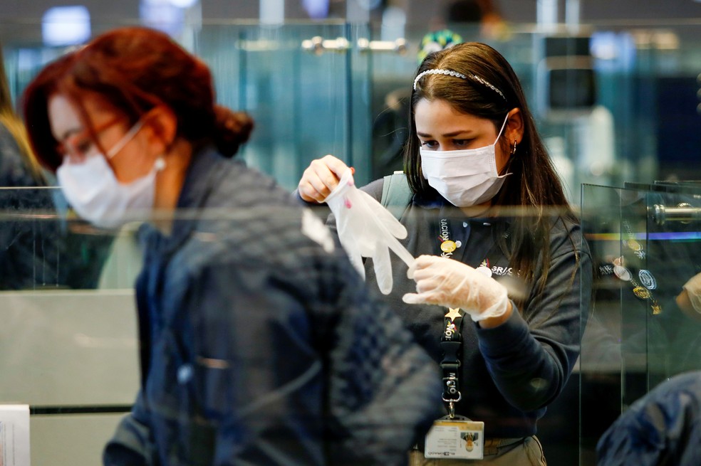Mulheres se protegem do coronavírus em Bogotá, na Colômbia — Foto:  REUTERS/ Leonardo Munoz
