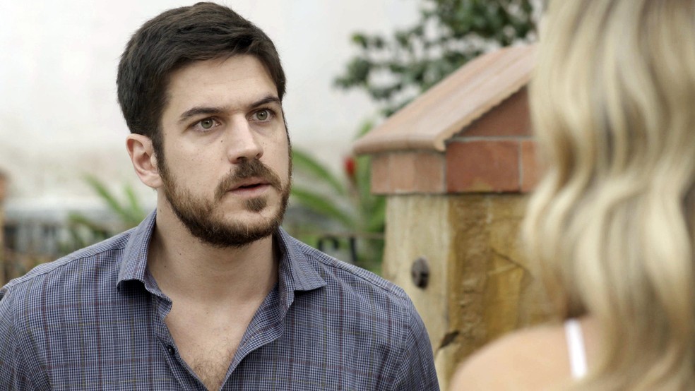 'Ritinha falou contigo, não foi?', pergunta Zeca ao ver Jeiza chegando (Foto: TV Globo)