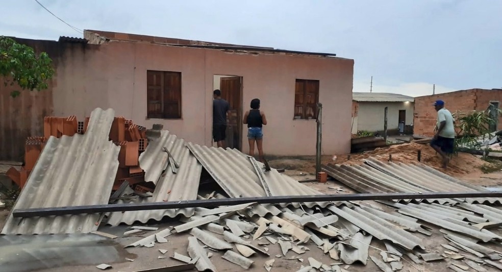 Casa é destelhada por vento e família fica desalojada, em Nova Venécia, no ES  — Foto: Reprodução/ TV Gazeta 