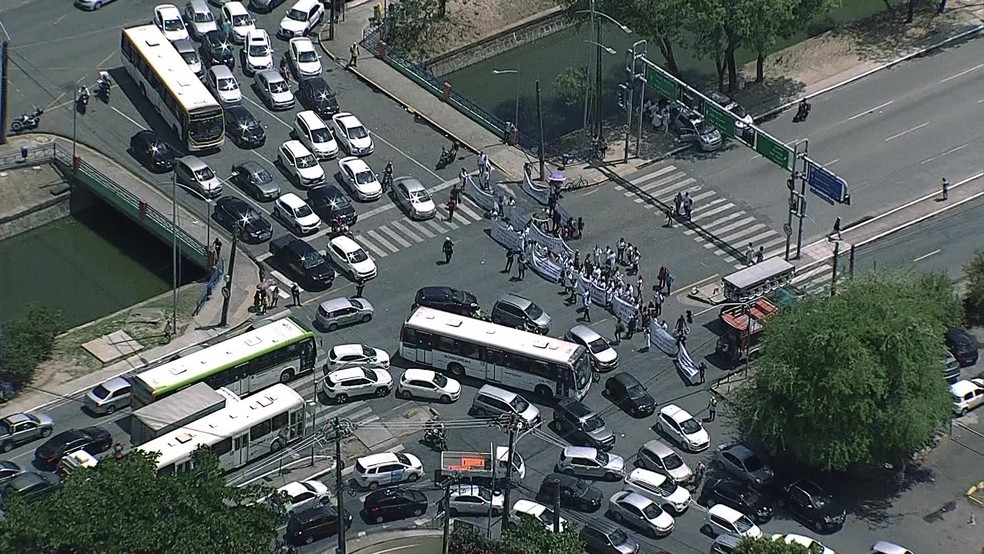Protesto interdita a Avenida Agamenon Magalhães, em frente ao Hospital da Restauração, no bairro do Derby, no Recife, nesta quinta-feira (30) — Foto: Reprodução/TV Globo