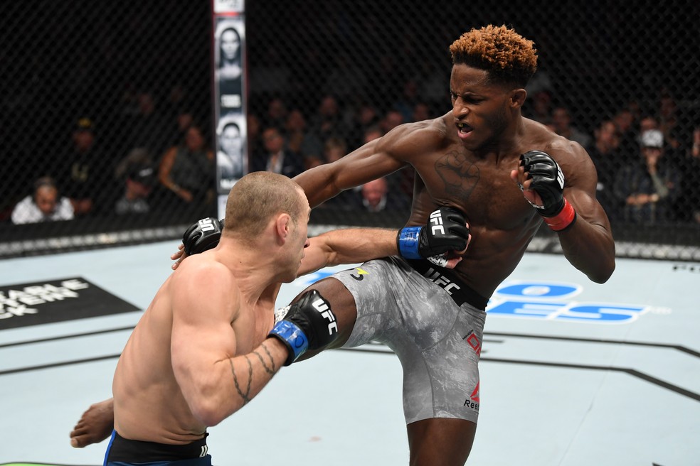 Dawodu acerta chuta na linha de cintura de Bochniak â?? Foto: Getty Images