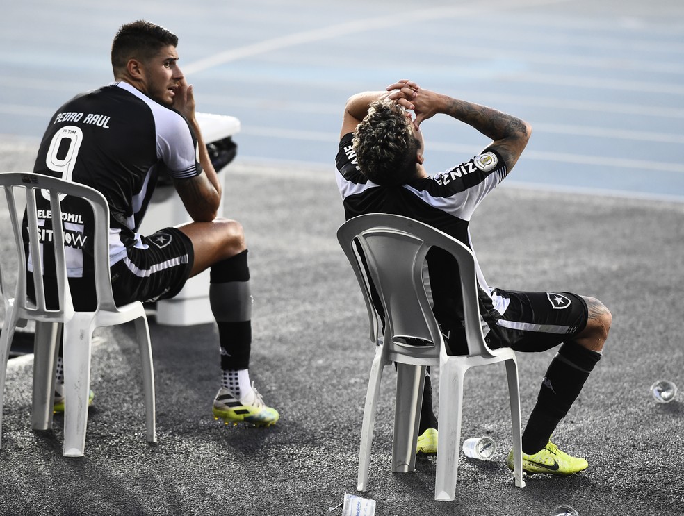 Jogadores do Botafogo desolados após nova derrota em casa — Foto: André Durão/ge