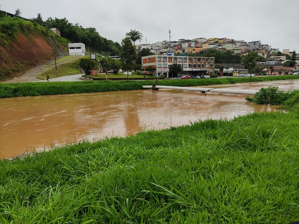 Nível do Rio Paraibuna na manhã desta segunda-feira (11) em Juiz de Fora — Foto: Otávio Botti/G1