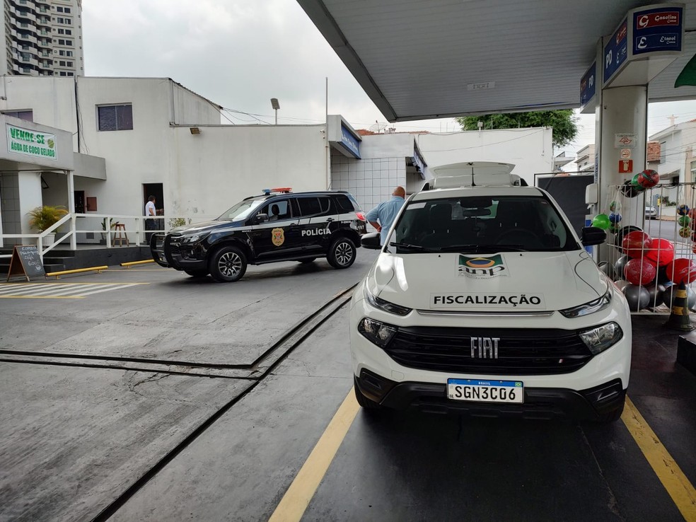 Fiscalização da ANP e Polícia Civil no local onde houve a interdição — Foto: Polícia Civil