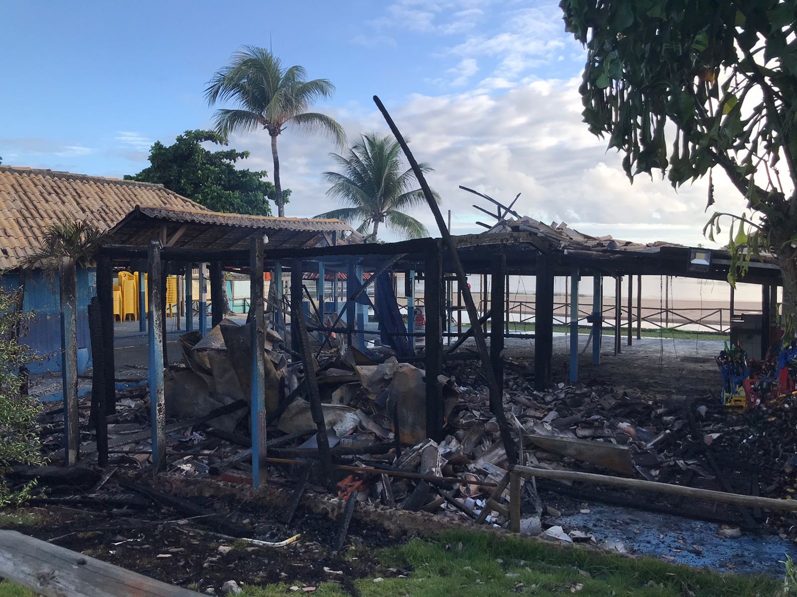 Barraca de praia pega fogo em Buraquinho, Lauro de Freitas
