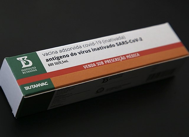 Embalagem da vacina ButanVac, desenvolvida pelo Instituto Butantã (Foto: Governo do Estado de São Paulo - Wikimedia Commons)