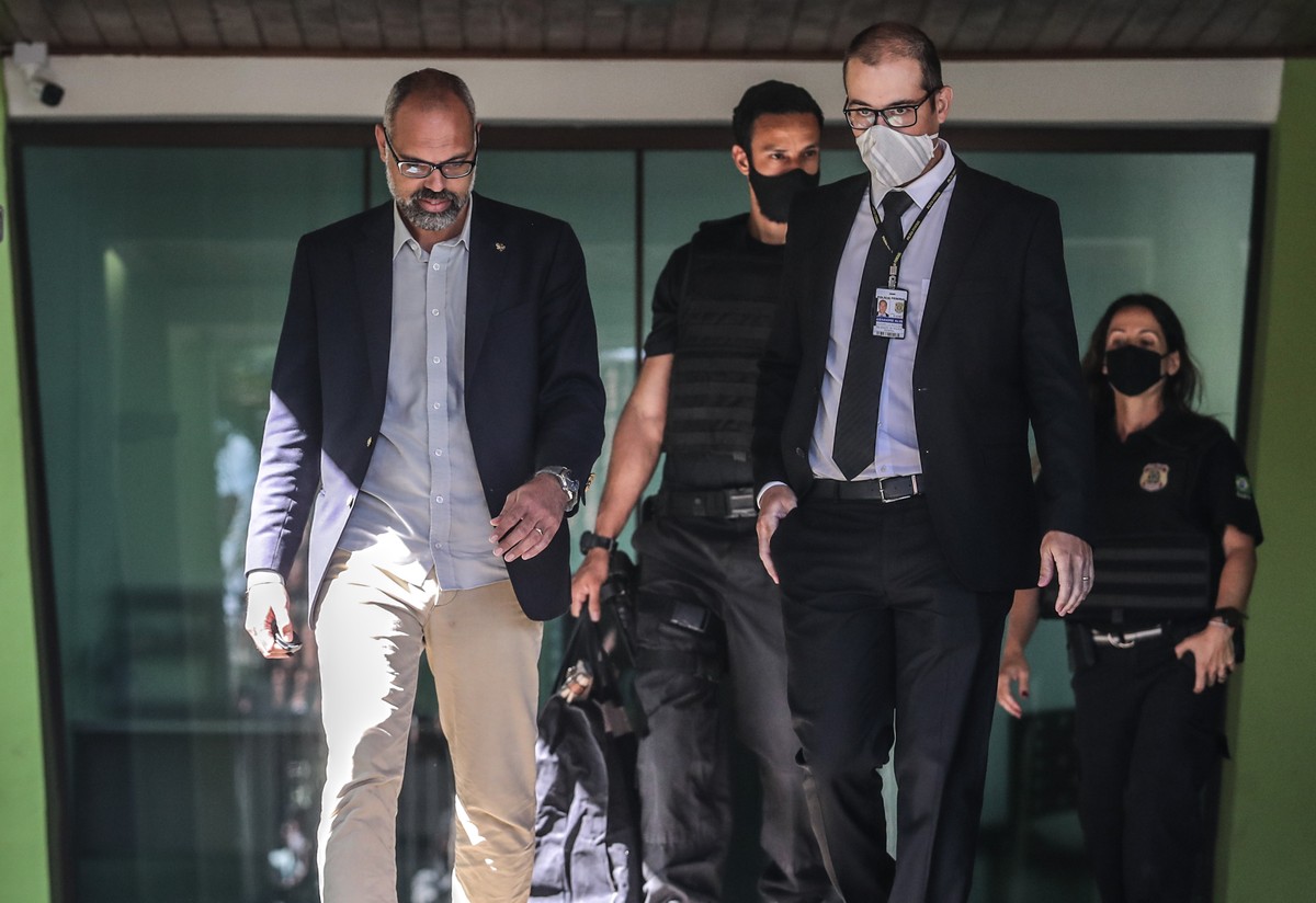 Moraes determina quebra de sigilo de investigados e bloqueio de perfis na internet