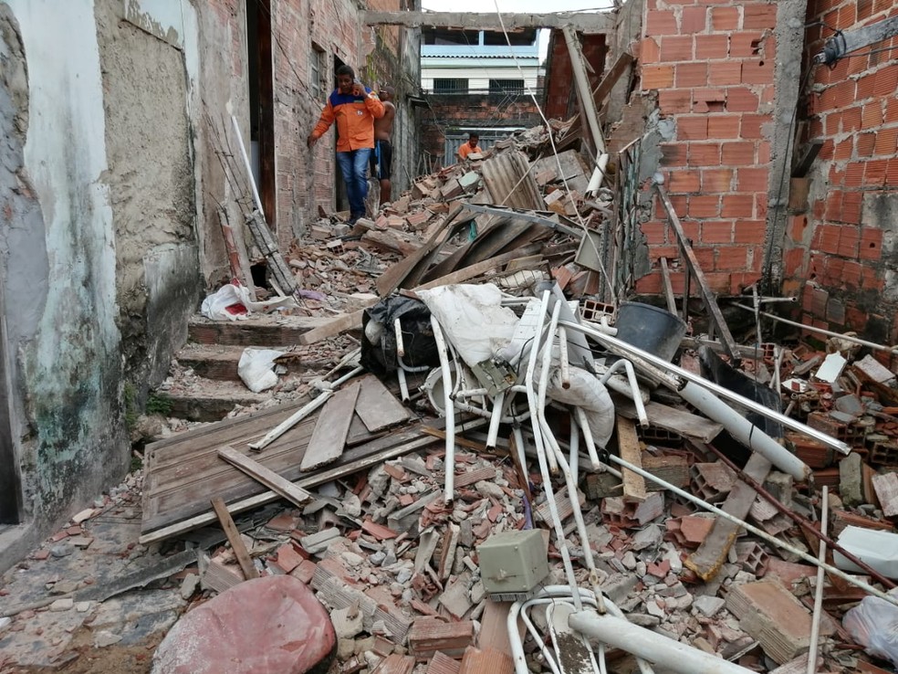 Imóvel desabou em Camaçari, na região metropolitana de Salvador  — Foto: Defesa Civil de Camaçari