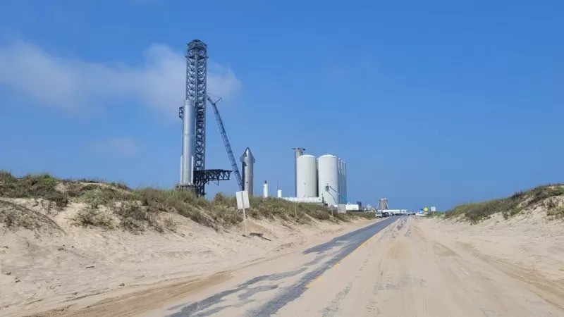 Plataforma de lançamento da SpaceX em Boca Chica fica a metros da praia (Foto: ANALÍA LLORENTE via BBC News)