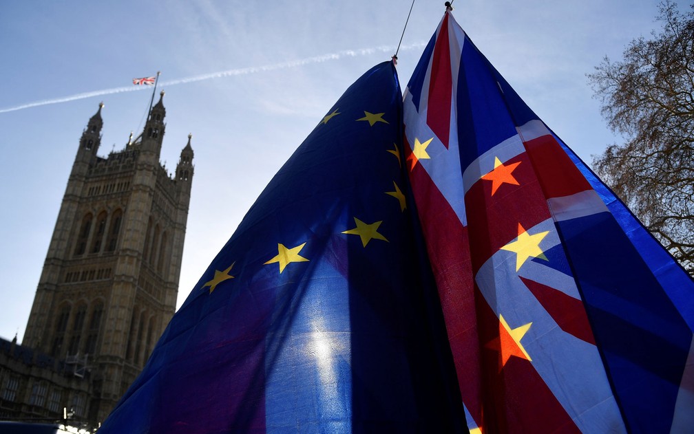 Bandeiras do Reino Unido e da União Europeia são vistas durante protesto contra o Brexit em frente ao Parlamento, em Londres, em 17 de dezembro de 2018 — Foto: Reuters/Toby Melville