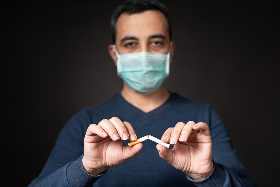 O tabagismo é fator de risco para o coronavírus: parar de fumar ou diminuir para não mais do que quatro cigarros por dia pode ajudar — Foto: Istock Getty Images