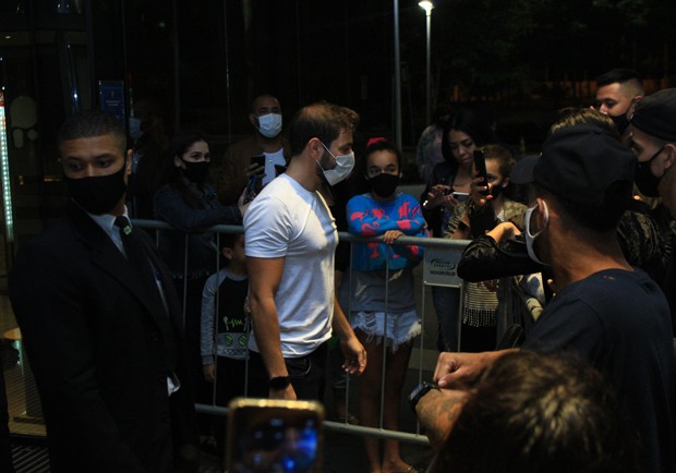 Caio é tietado na porta de hotel (Foto: Fabricio Silva /AgNews)