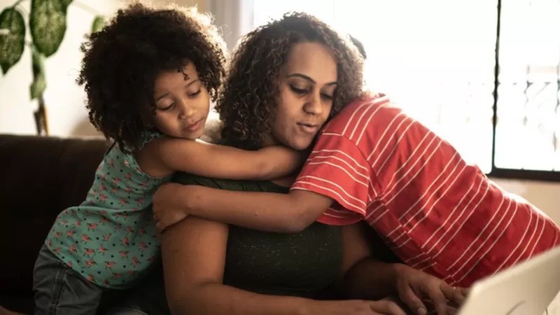 Para passar adiante o amor incondicional a seus filhos, as mães precisam receber esse mesmo tipo de apoio e aceitação, argumenta Suniya Luthar (Foto: Getty Images via BBC News Brasil)