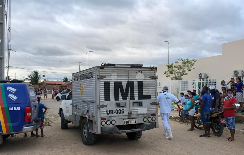 Homem é morto a tiros no bairro Cacheado em Petrolina — Foto: Paulo Ricardo Sobral