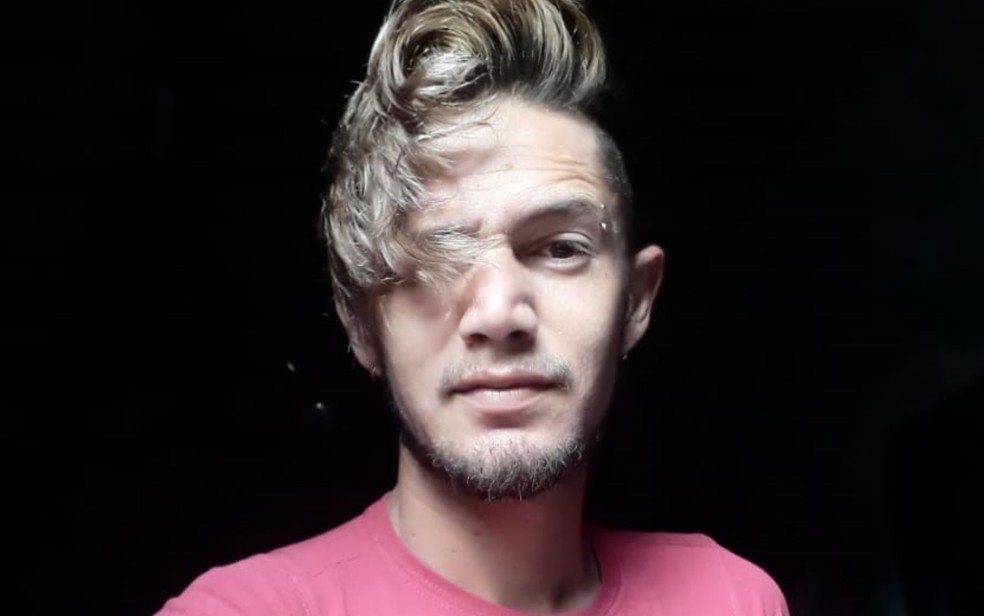 Atualmente o cantor evita tirar fotos sorrindo e grava vídeos cantando em casa — Foto: Anjelo Rocha/Arquivo Pessoal