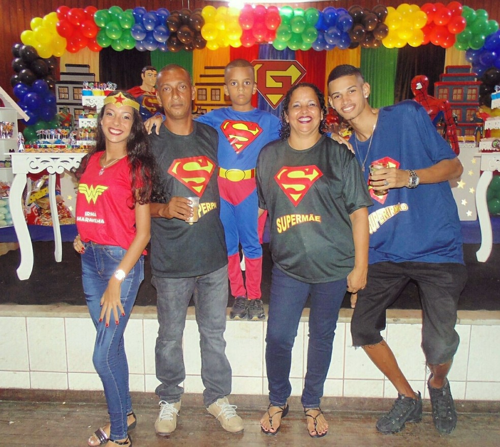 Sávio se abaixa para ficar na mesma altura que os familiares — Foto: Arquivo Pessoal