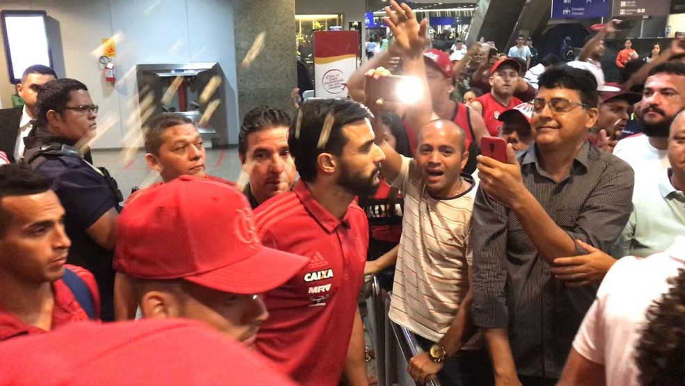 Henrique Dourado, Ren� e Trauco s�o atingidos por pipocas no desembarque (Foto: Cah� Motta)