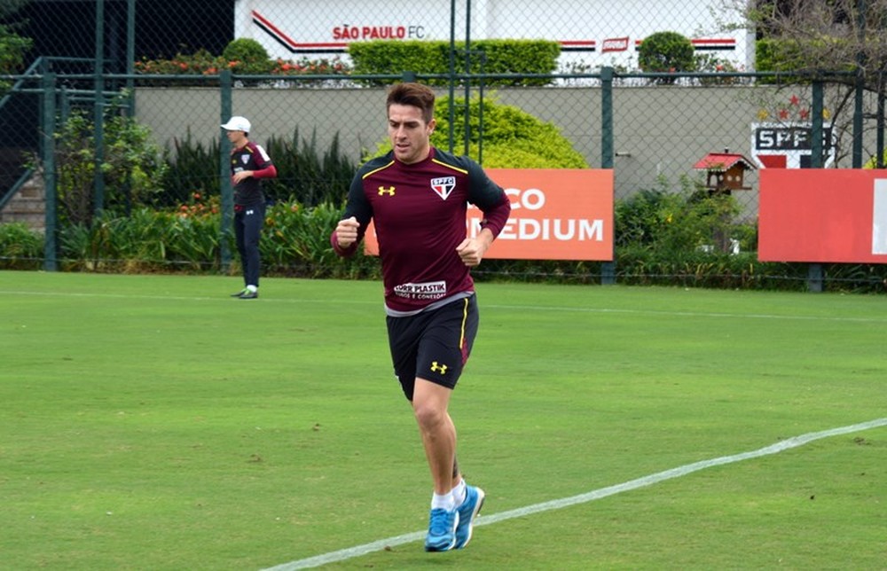 Buffarini corre no gramado pela primeira vez após lesão