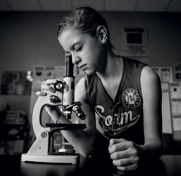 Whitney, 10, durante pesquisa para aula de ciência, matéria em que tira as melhores notas da escola. (Foto: Kate T. Parker)