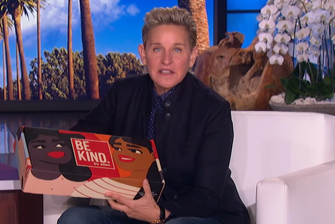 Ellen DeGeneres com uma das caixas do seu clube de assinatura, chamado Be Kind (Foto: reprodução)