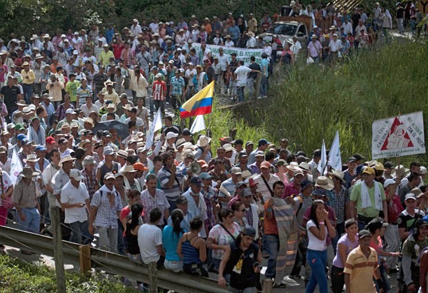 Milhares protestam pelas dificuldades do setor cafeeiro em Bolombolo, a sudoeste de Medellín (Foto: Raul Arboleda/AFP)