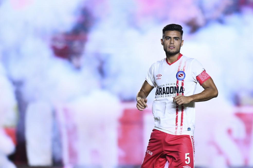 Fausto Vera em ação pelo Argentinos Juniors — Foto: Rodrigo Valle/Getty Images