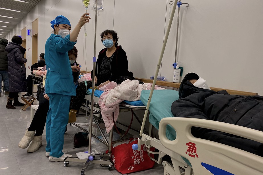 Pacientes com Covid são atendidos no Hospital Nankai, em Tianjin, no Norte da China