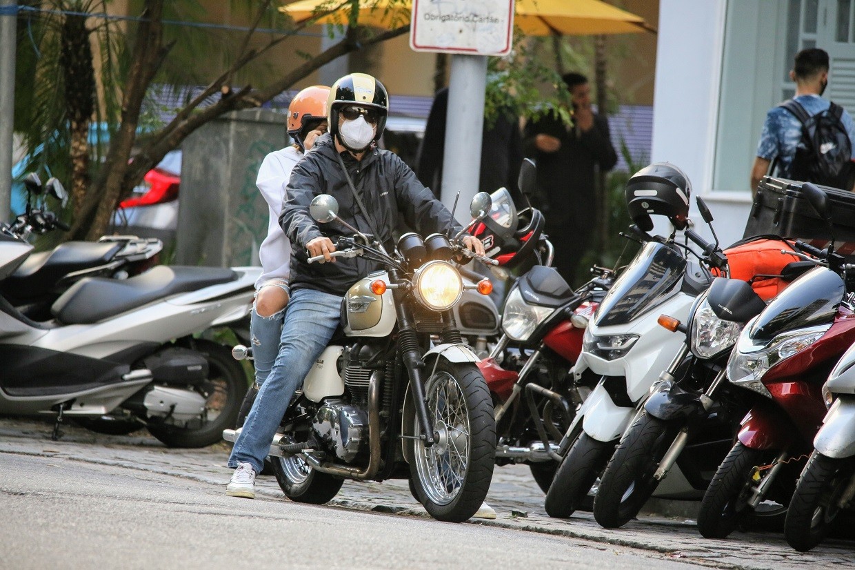Eduardo Moscovis dá carona para filha Manuela em moto (Foto: Daniel Delmiro/AgNews)