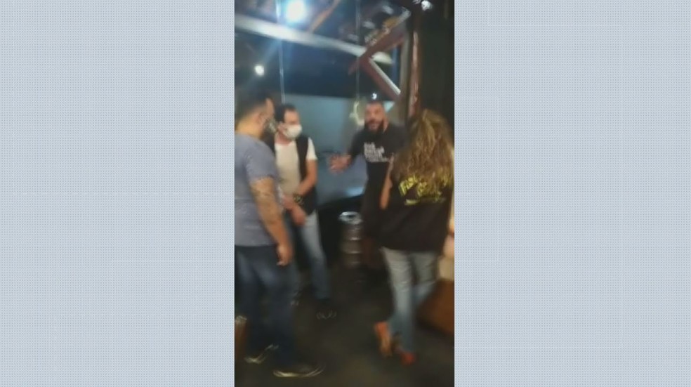 Homem de camiseta preta ofende fiscais da Prefeitura em Ribeirão Preto, SP — Foto: Reprodução/EPTV