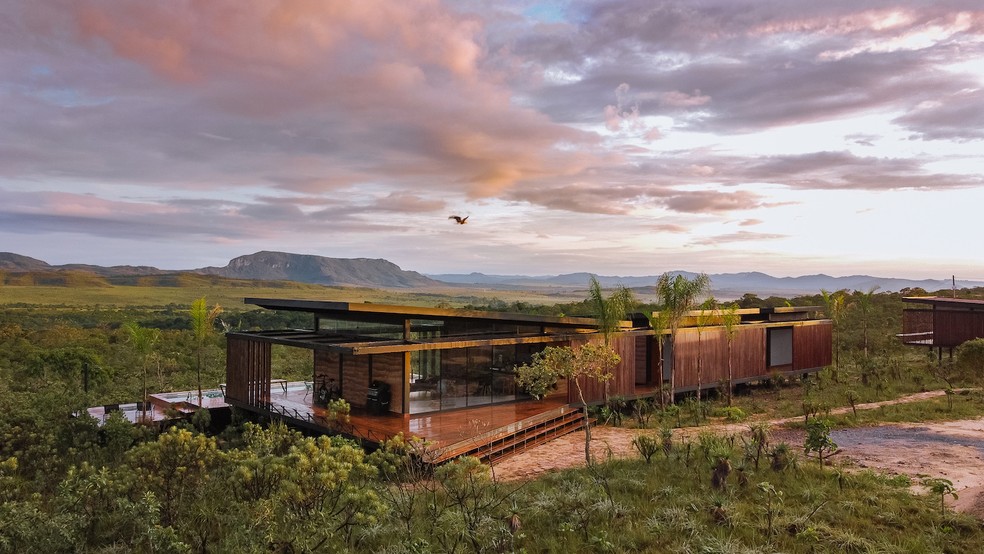 INTEGRAÇÃO | A casa foi erguida em uma estrutura elevada para evitar terraplanagens e o uso de concreto — Foto: Bernardo Moreira / Divulgação