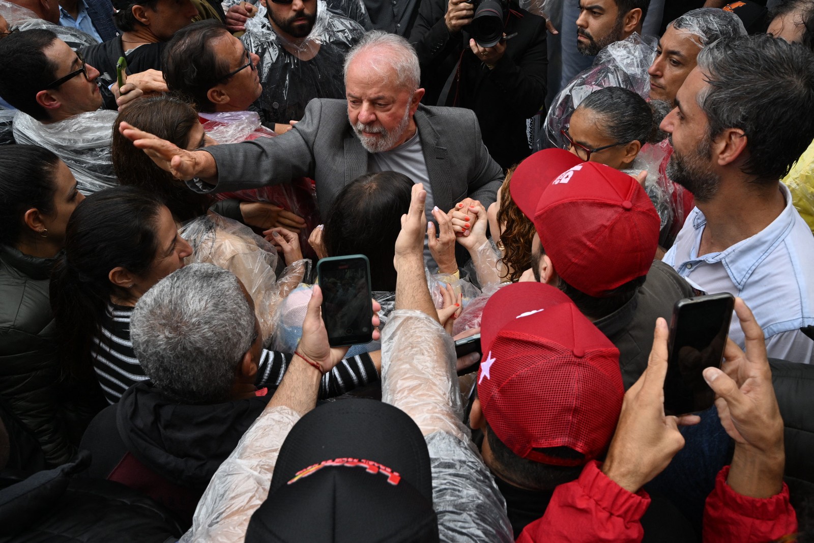 Lula aparece entre apoiadores em ato de campanha na véspera da eleição — Foto: Miguel Schincariol/AFP