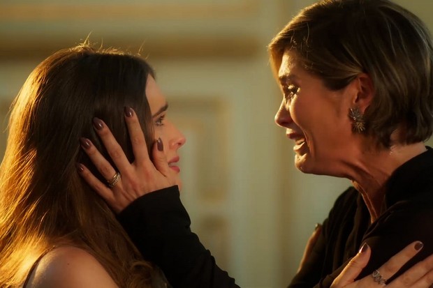Juliana Paiva e Flávia Alessandra, como Luna e Helena, em cena de emoção na novela Salve-se quem puder (Foto: Divulgação/TV Globo)